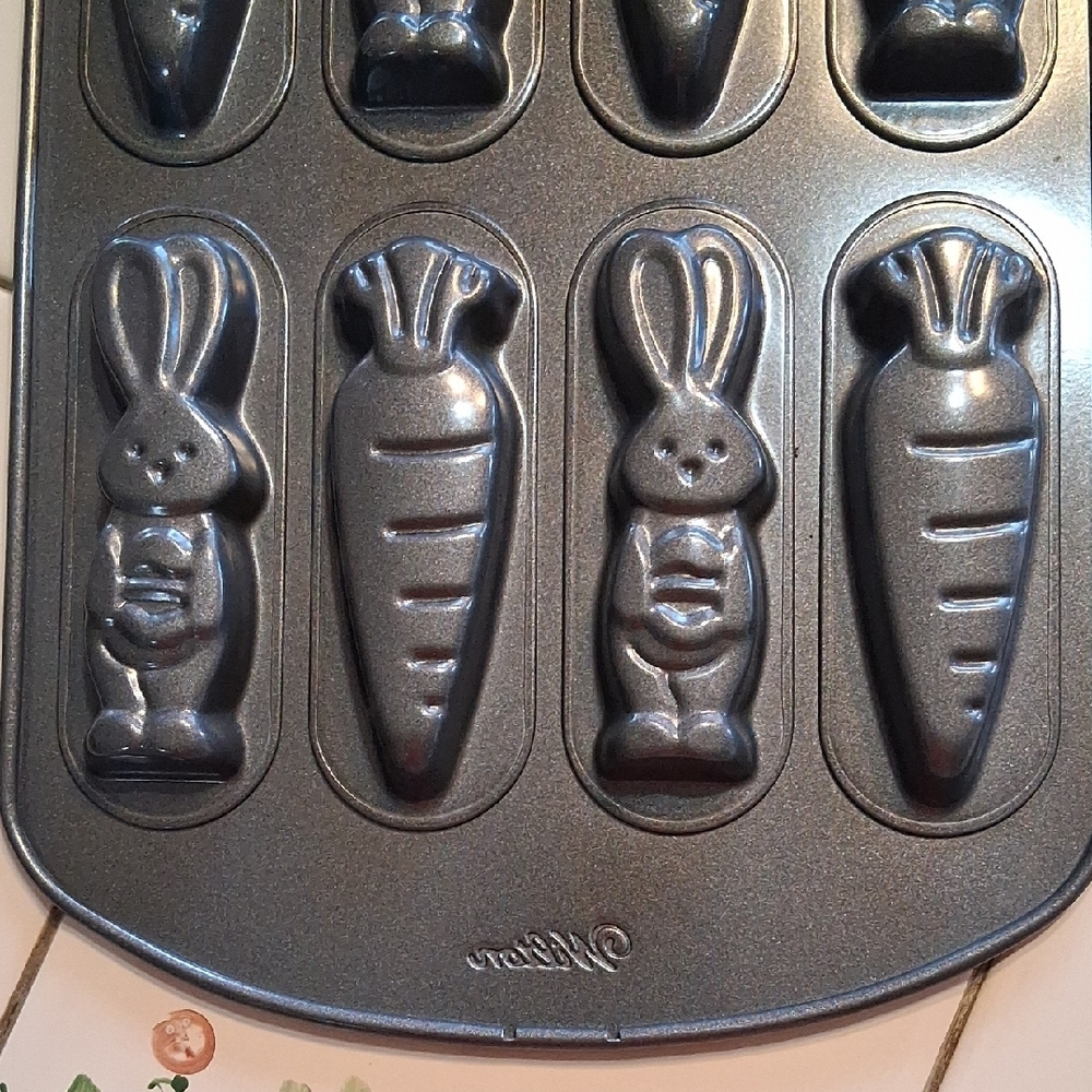 Wilton Silver Bunny & Carrot Mini Nonstick Cake Pan Set Of 2. - Picture 7 of 10